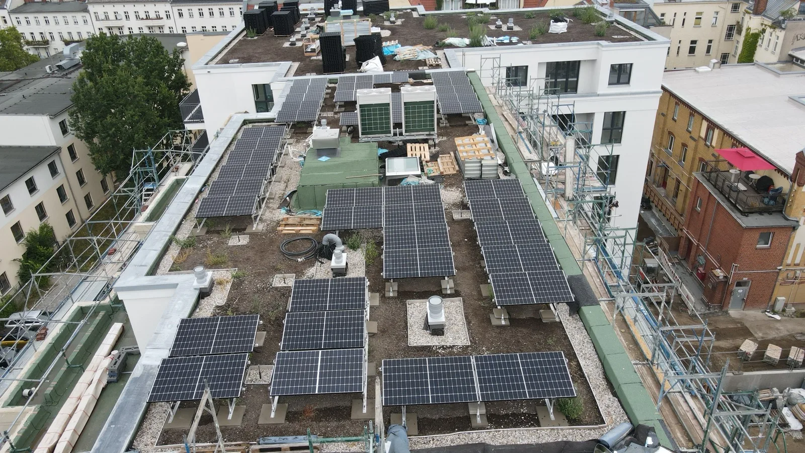 Photovoltaik-Anlage auf einem Gewerbe-Flachdach in der Stadt